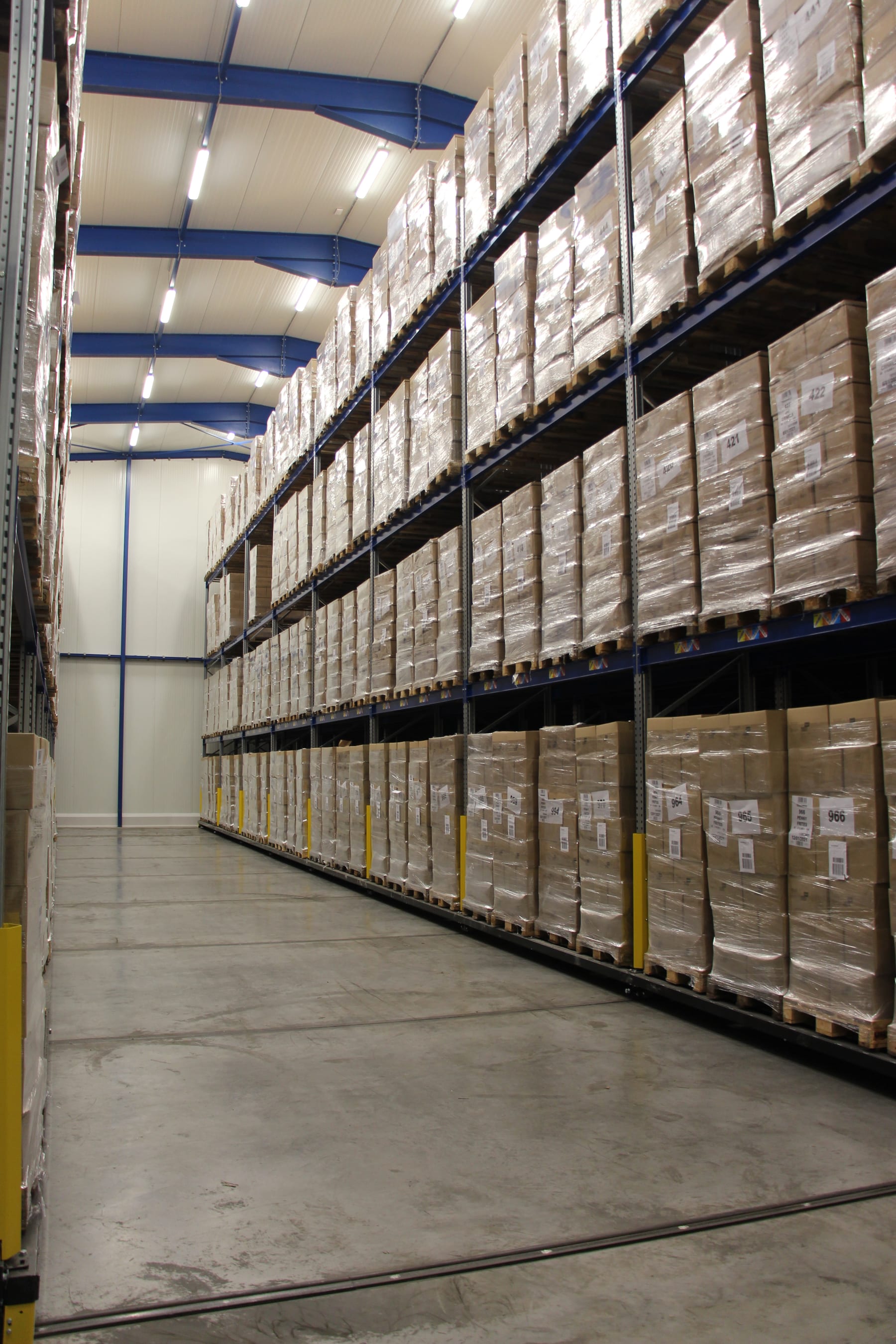 Pallets in de magazijnrekken, foto van de bestaande Timfrost-website