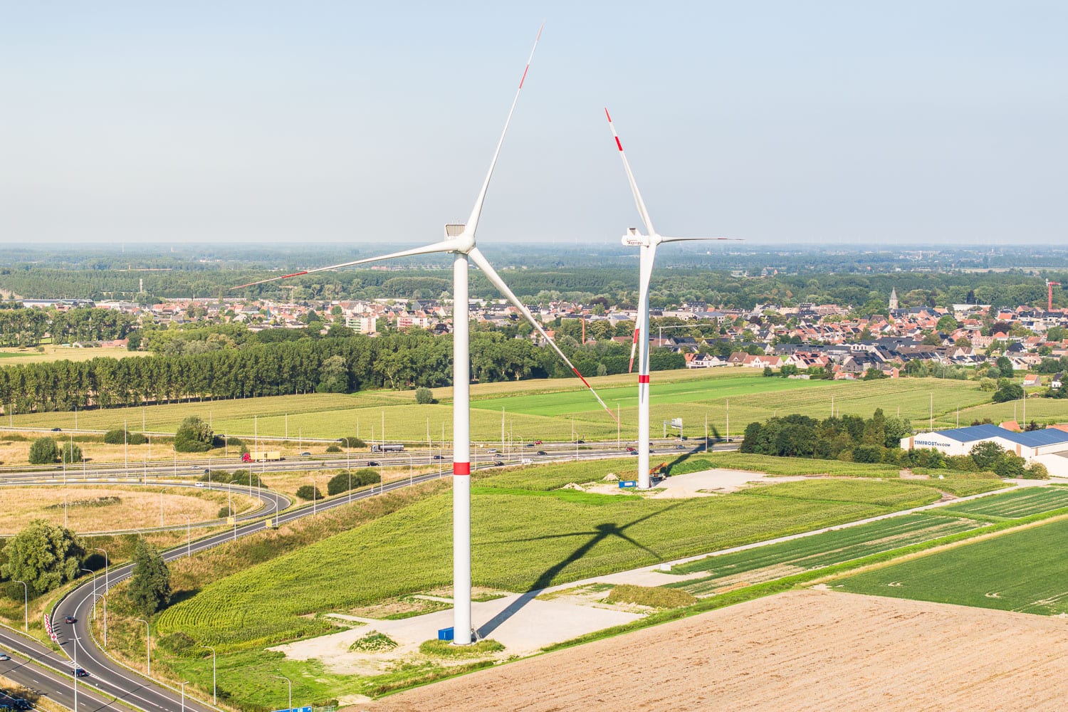 De twee windturbines bij Timfrost in Oostkamp, gerealiseerd in samenwerking met Aspiravi